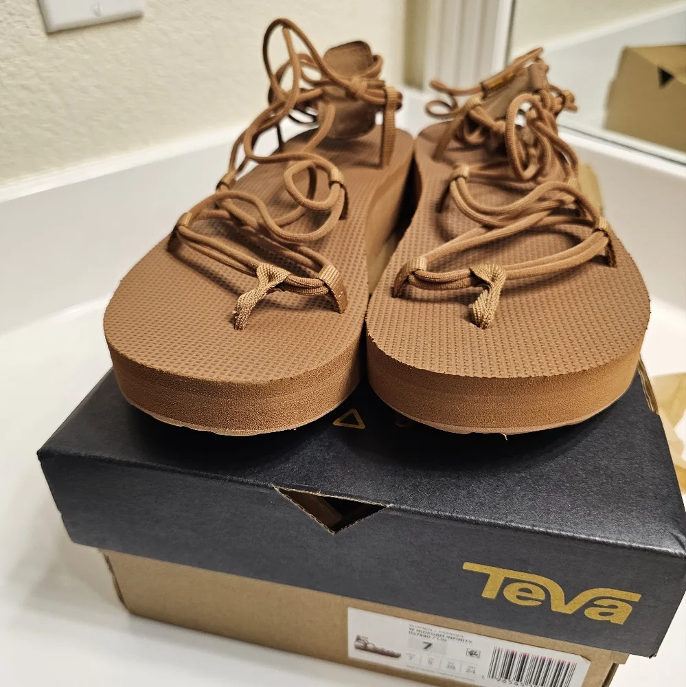 Teva Midform Infinity Sandal | Size 7 - Picture 2 of 4